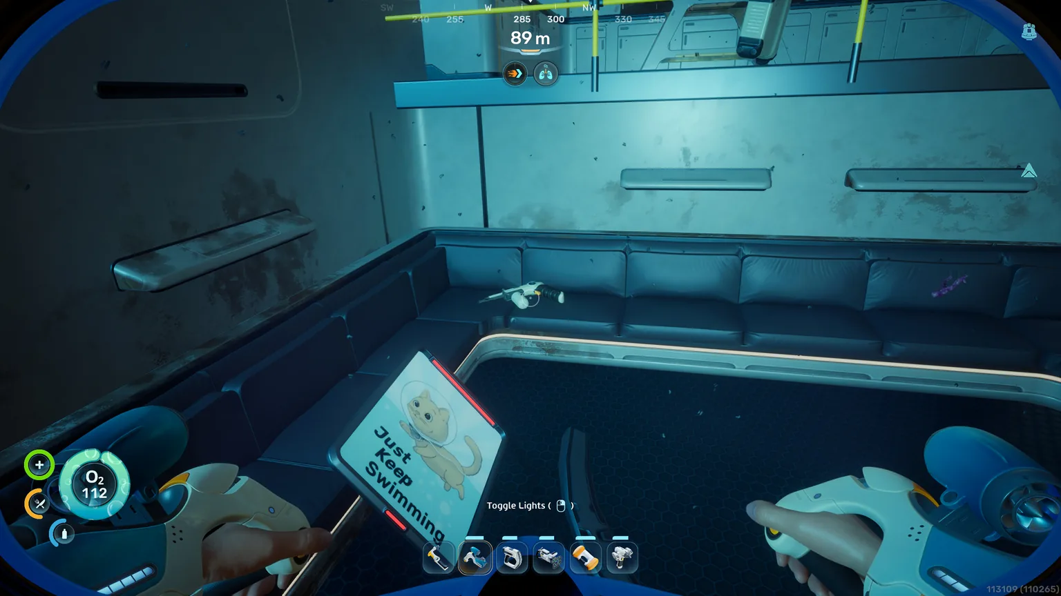 Reparaturwerkzeug-Fragment auf einem Sofa in einem Subnautica-2-Wrack